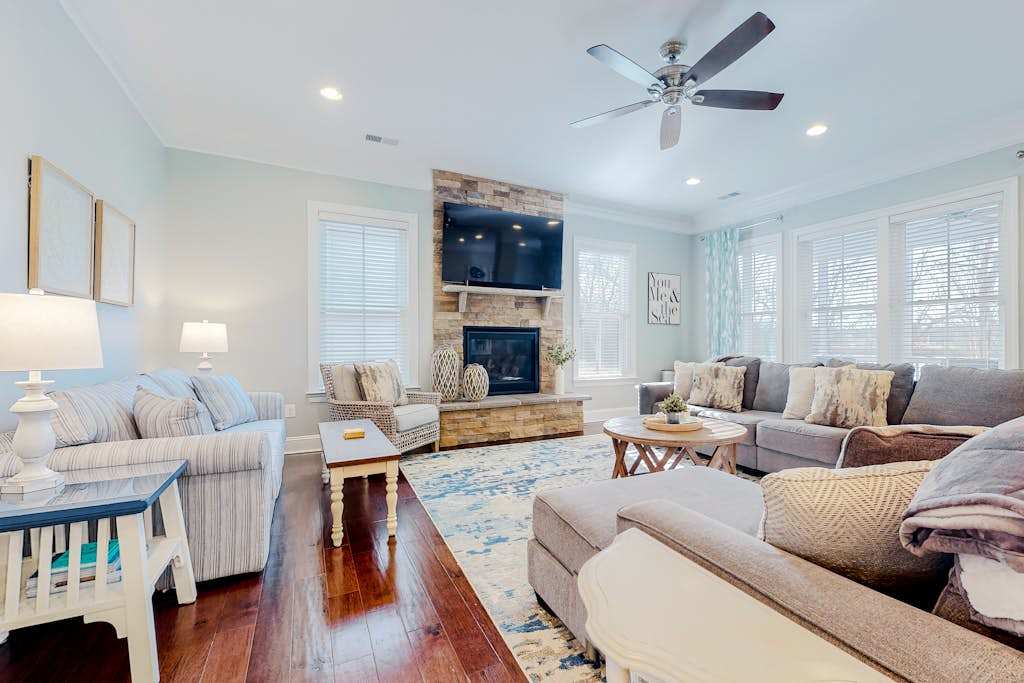 Dazzling Bayside Resort home with pools gym & athletic court close to beach