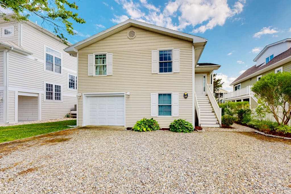 Town of South Bethany Beach home with sunroom & water views dogs ok