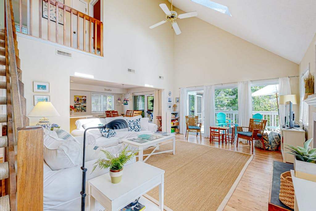 Inviting Cat Hill retreat with fireplace lovely porch kayaks & firepit