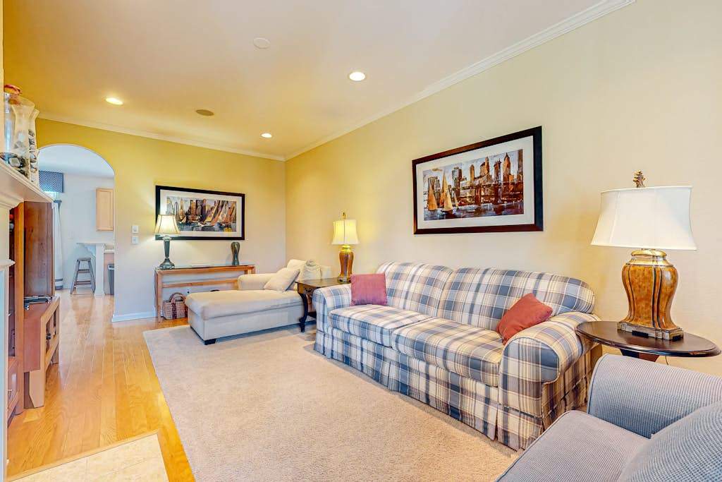 Bayside Resort condo with pools & athletic courts
