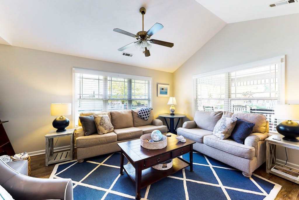 Forest Reach home near beach with pool access & washer & dryer dog friendly