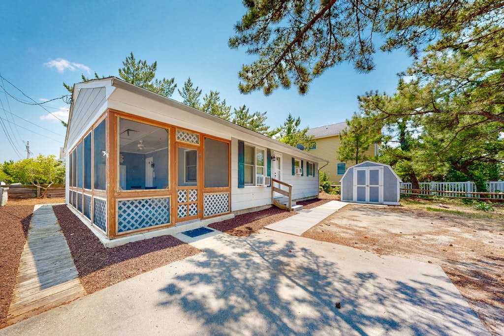 Town of South Bethany oceanside cottage with screened porch outdoor shower washer & dryer