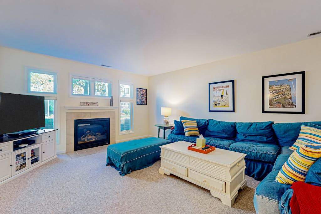 Sea Colony townhouse near beach with 12 pools 2 hot tubs private beach & gym
