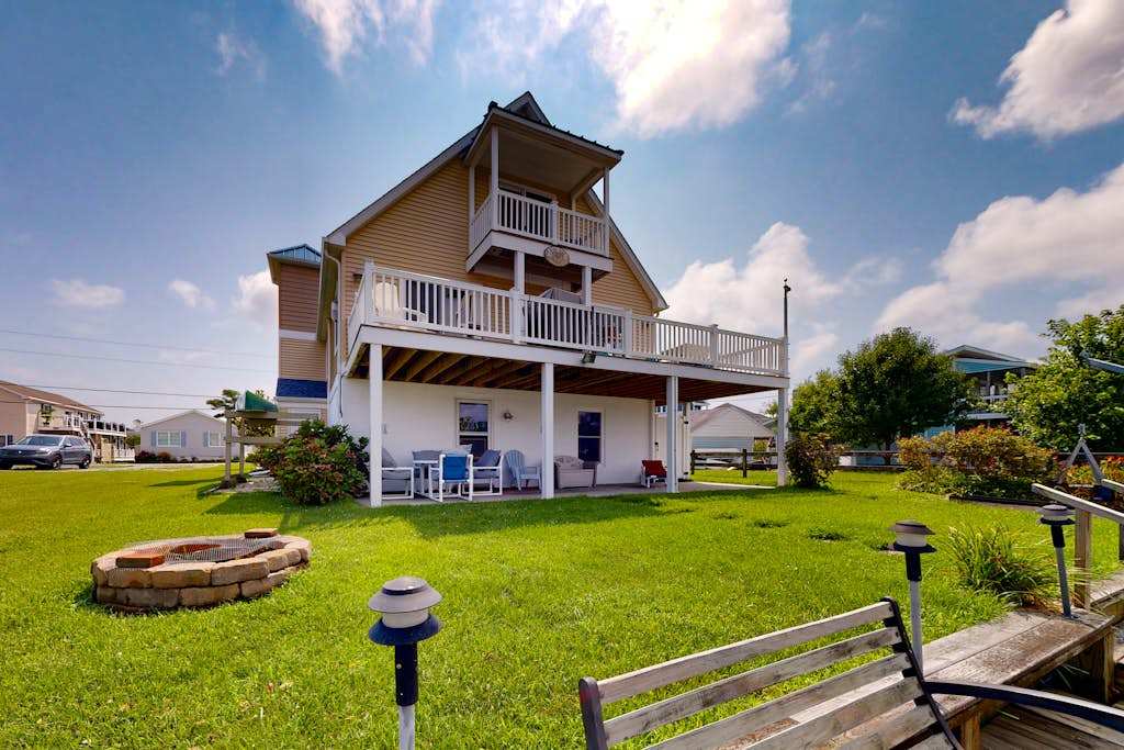 Keenwik on the Bay waterfront home with AC gas fireplace firepit & dock