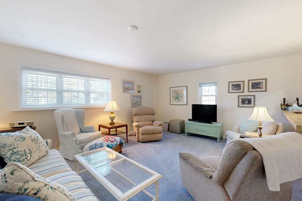 Bethany West Retreat with Shared Pool & Ideal Location Close to Trolley stop