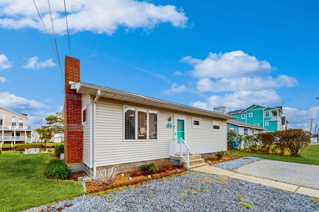 Town of South Bethany waterfront home with boat ramp only a 5 min walk to beach
