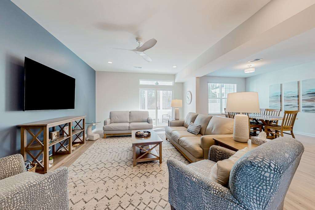 Friendship Creek charming townhome with pool patio & garden views near beach