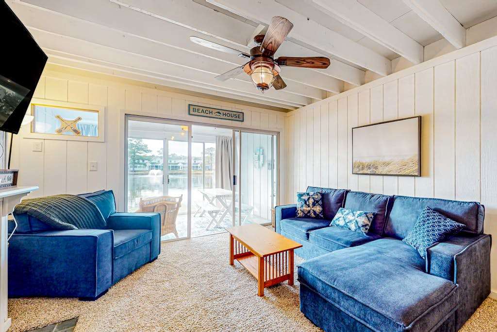 Mallard Lakes townhouse in peaceful community with pool hot tub fishing pier