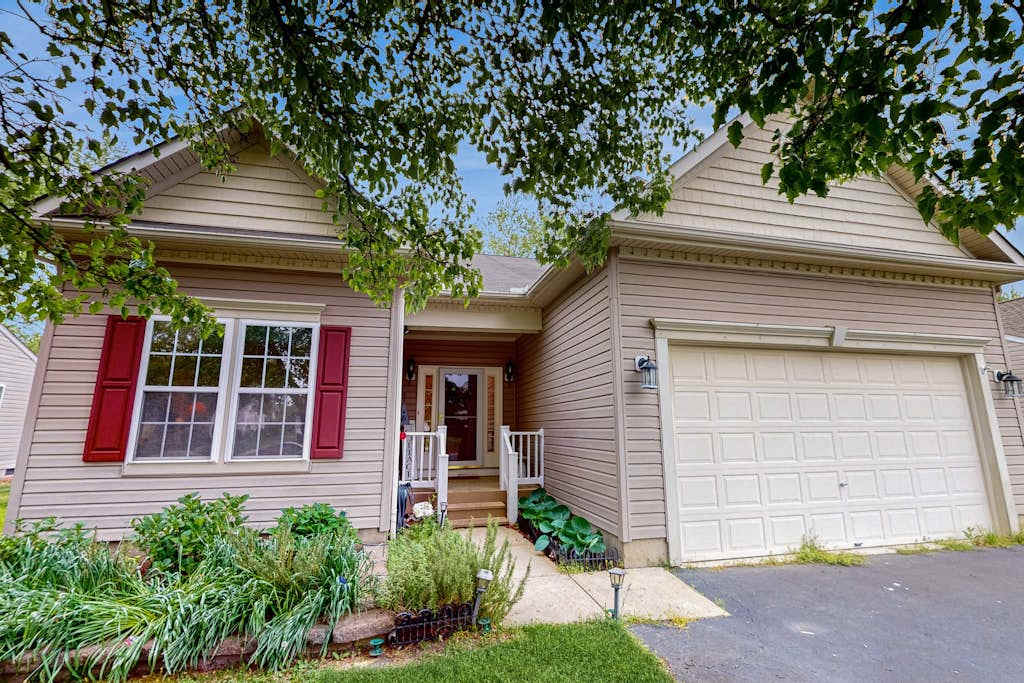 South Hampton home with shared pool game room & water view dog friendly