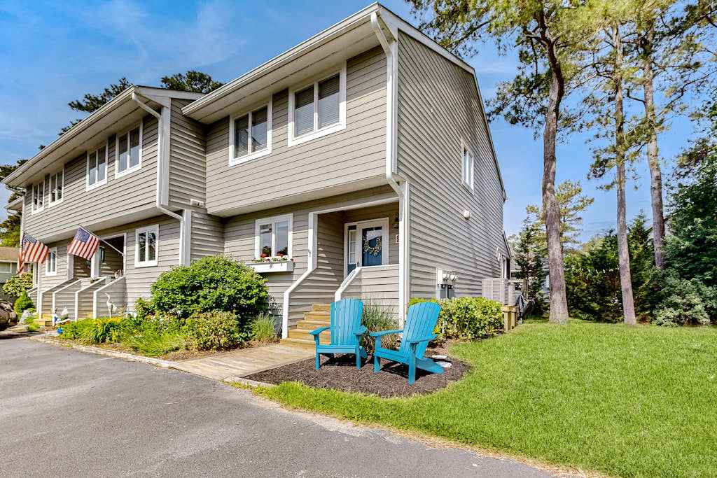 End unit townhome 1 mi from Bethany Beach Boardwalk pool & tennis court access