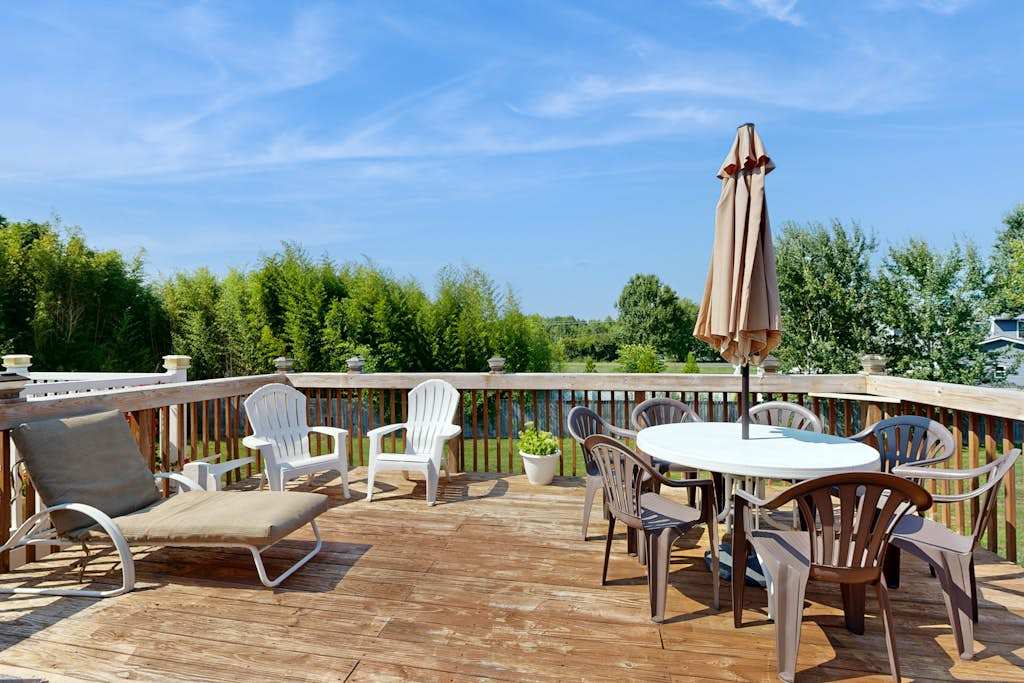 South Hampton 3 level spacious home with shared pool balcony & free WIFI