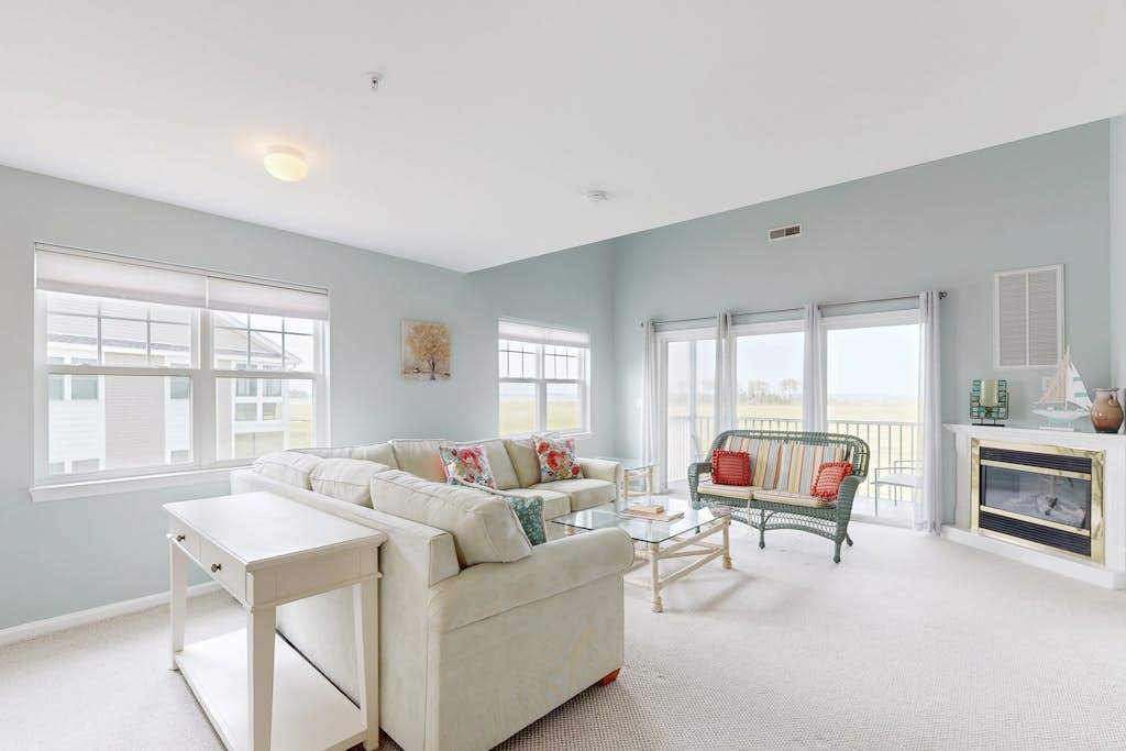 Charming condo with nearby golf outdoor pool & close to the beach