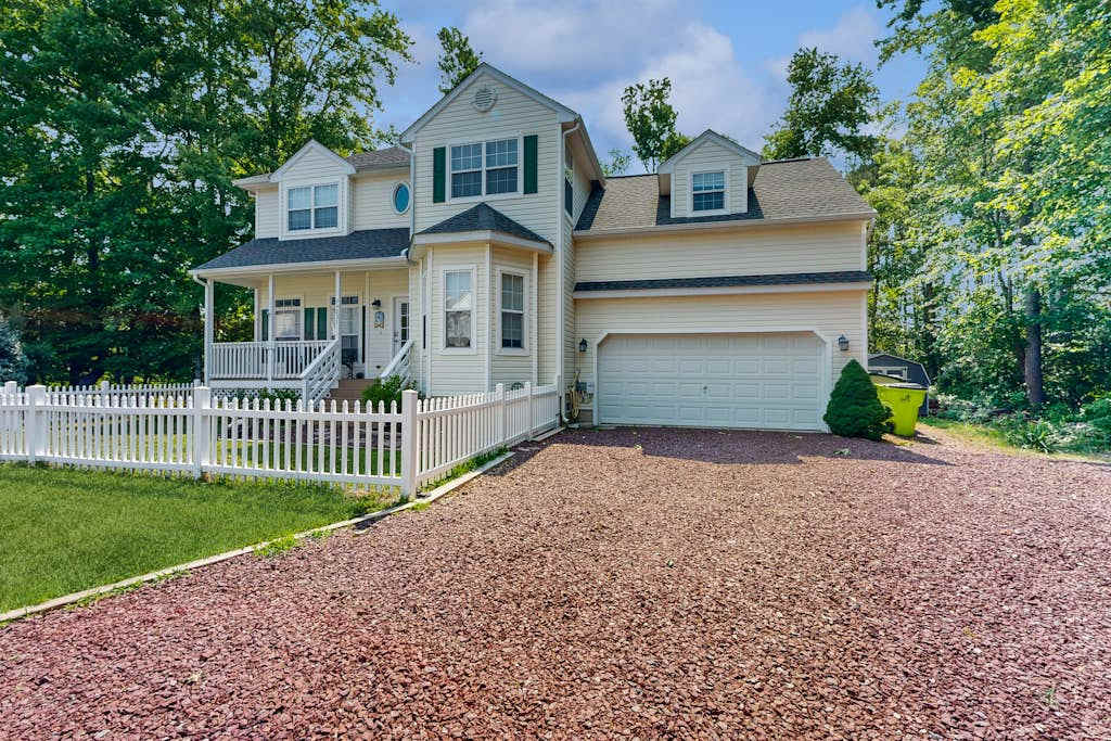 Clearwater Home Close to the Beach with Shared Pool Private Washer & Dryer