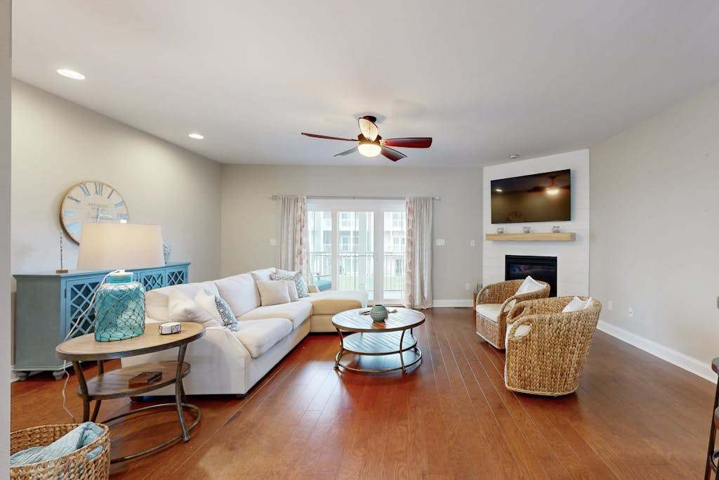S&y Cove Townhouse with Water Views & Shared Pool Private washer & dryer Free Wifi