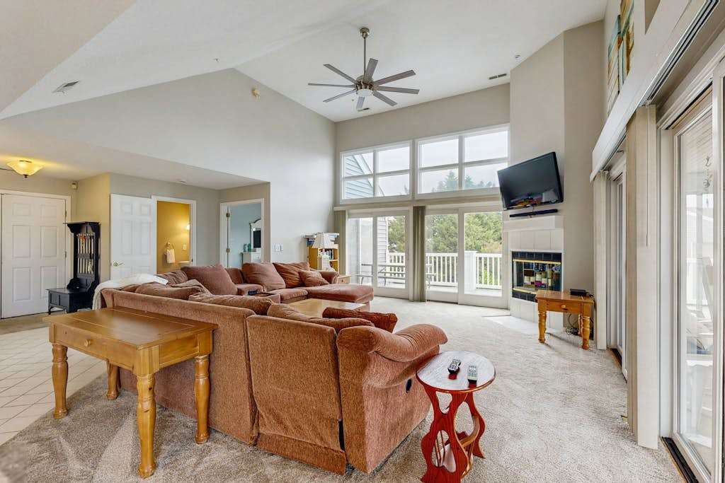 Bay view condo with screened porch pickleball on site golf & shared pool
