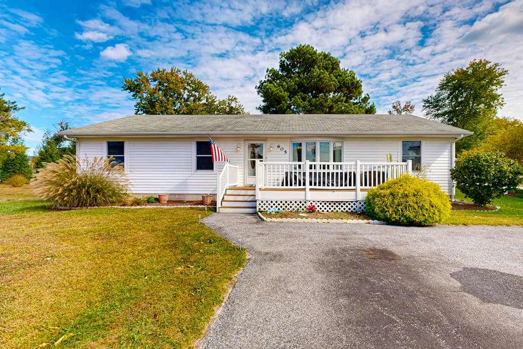 Bethany West house with shared pool tennis courts washer & dryer & free WIFI