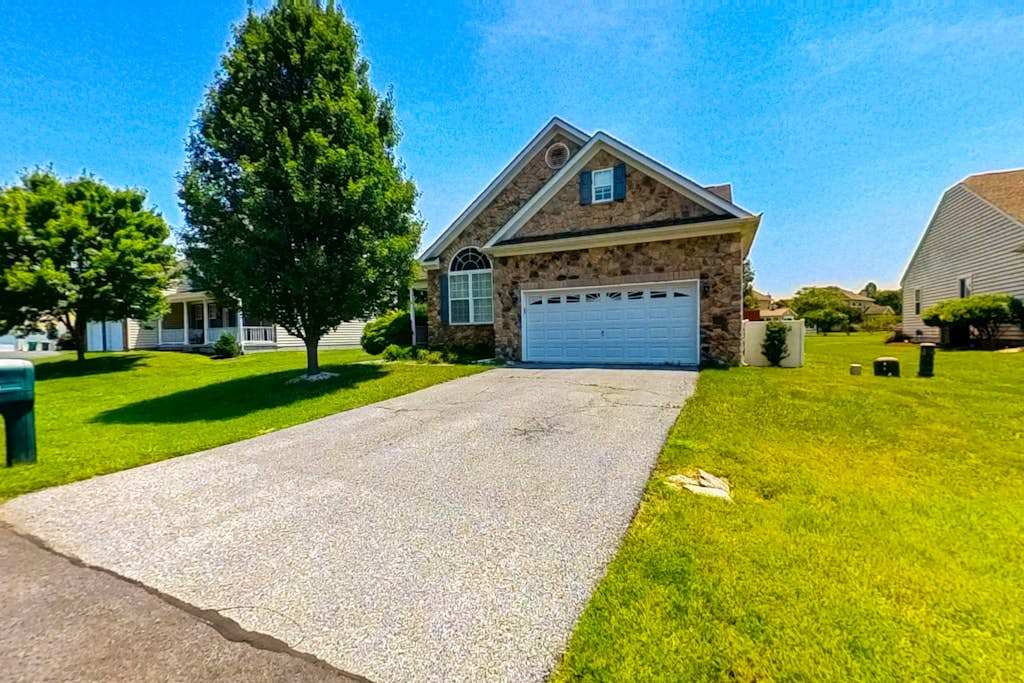 Wedgefield dog friendly house with community pool patio & gas grill