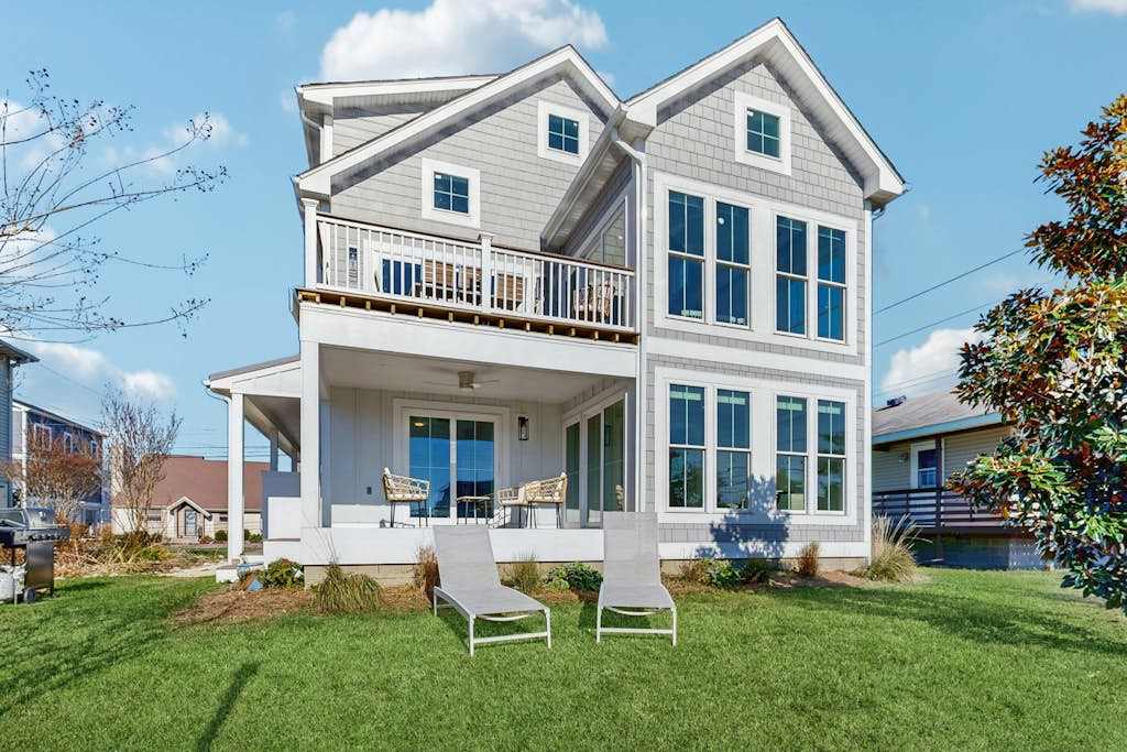 Spacious pet friendly waterfront house washer & dryer, deck, patio, & gas grill