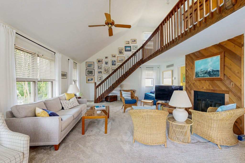 Charming Beach home with central ac spacious Living Room & private deck