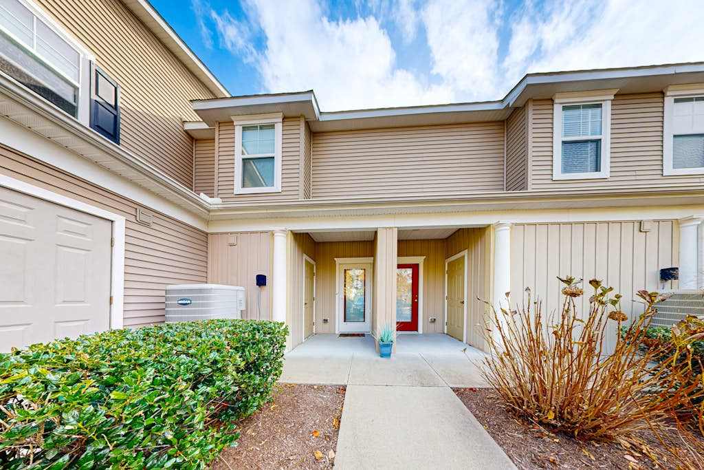 Bayville Shores townhome AC & washer & dryer pool gym & tennis court access