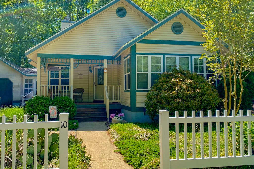 Savannahs L&ing home with outdoor shower & shared pool tennis & playground