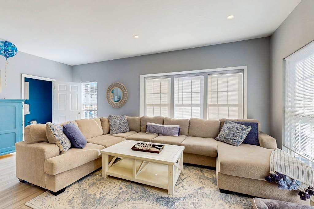 Creekside townhouse with patio grill & community pool pet friendly