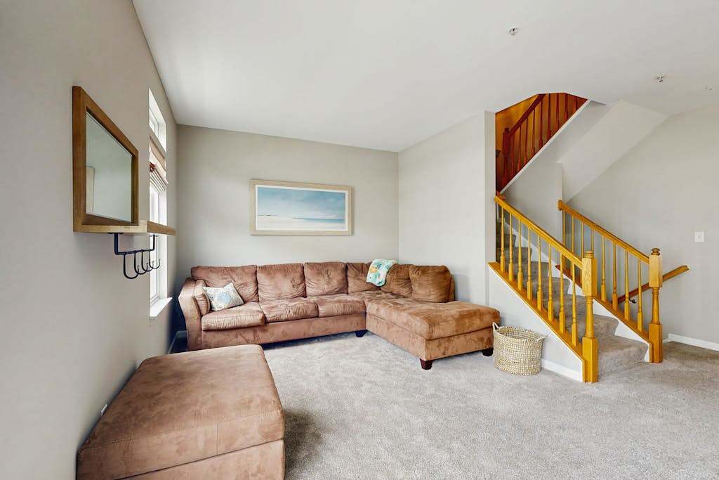 South Hampton townhome with shared pool & tennis courts