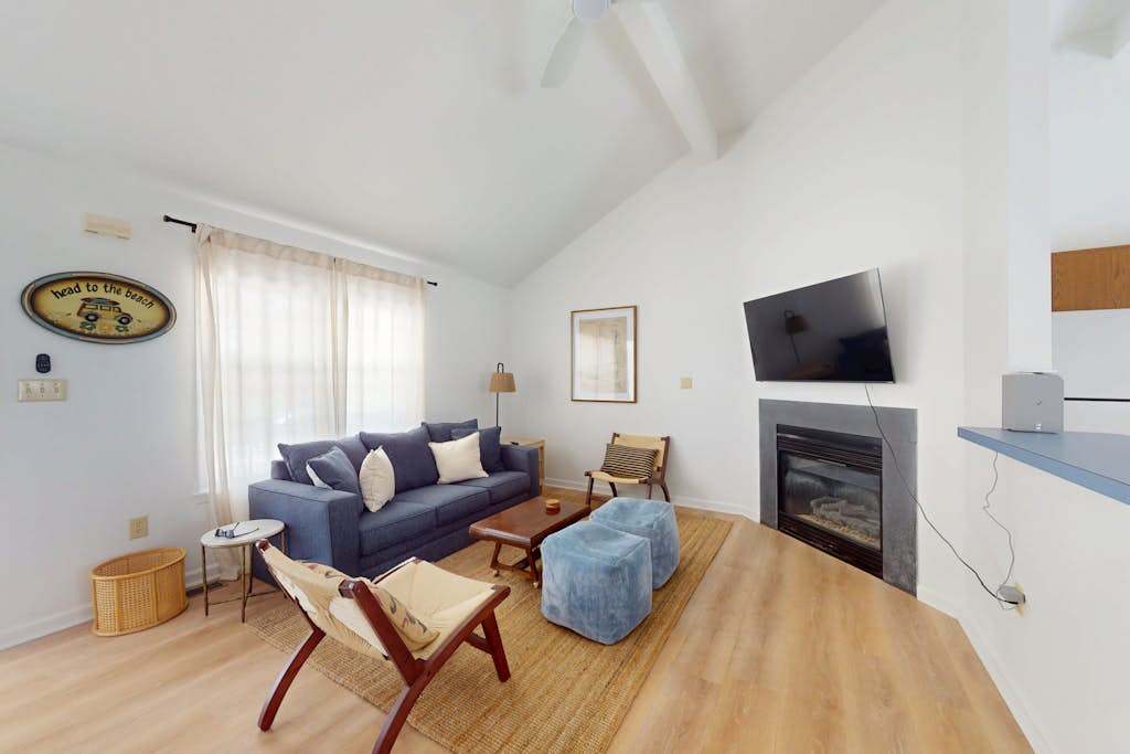 Peaceful single family home with shared pool & sports courts access