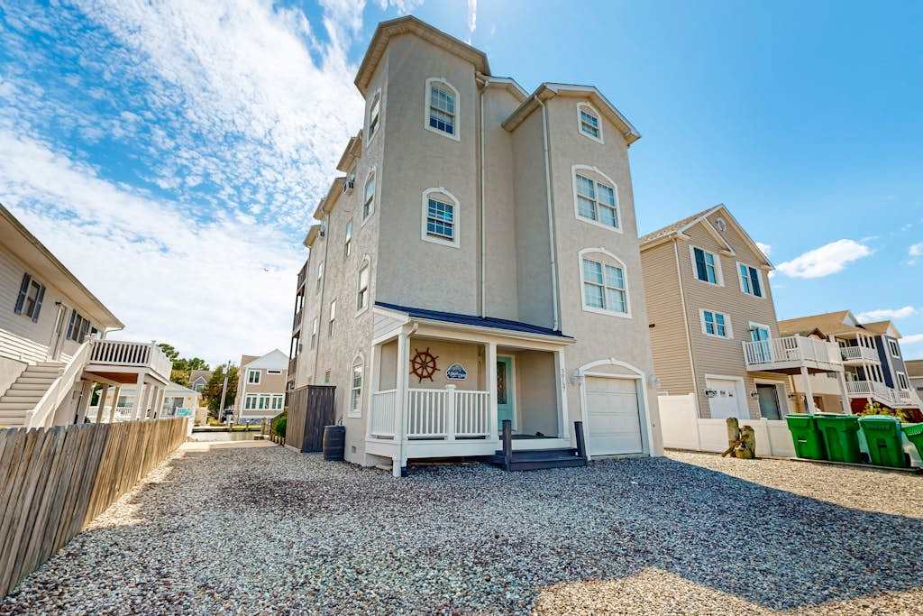 Edgewater Acres dog friendly house with private hot tub pool table deck