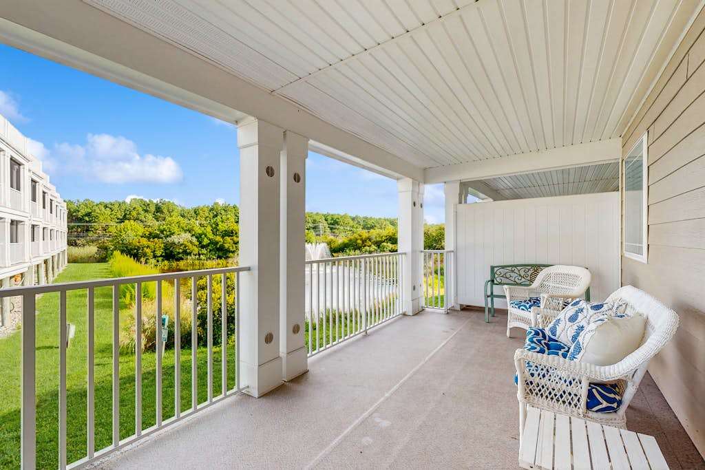 North Beach spacious townhouse with shared pool deck grill