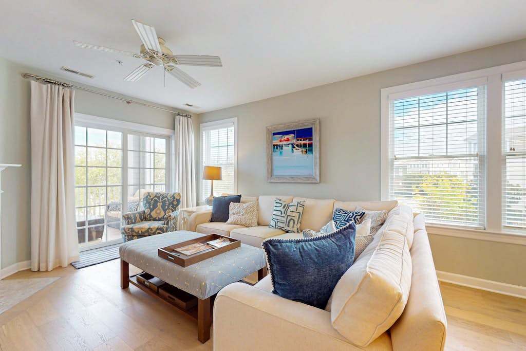 Luxury Bayside Condo with shared pool hot tub & tennis court AC & WiFi