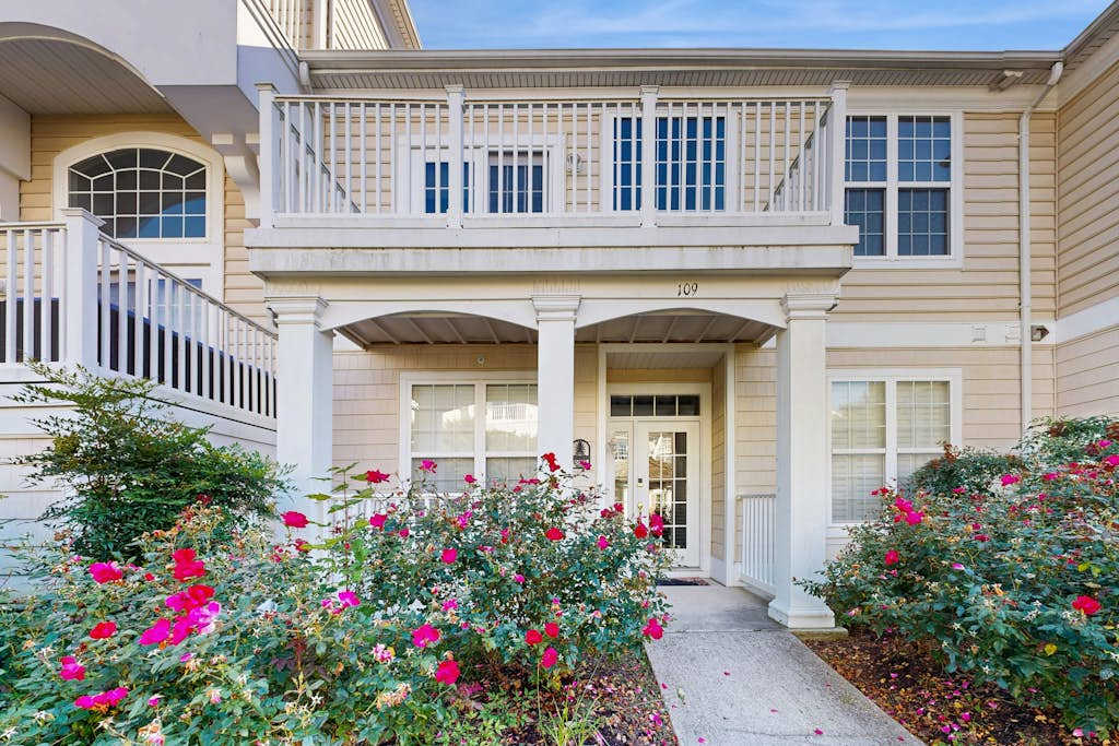 Luxury Bayside at Bethany Lakes Townhome with AC shared pool & tennis court
