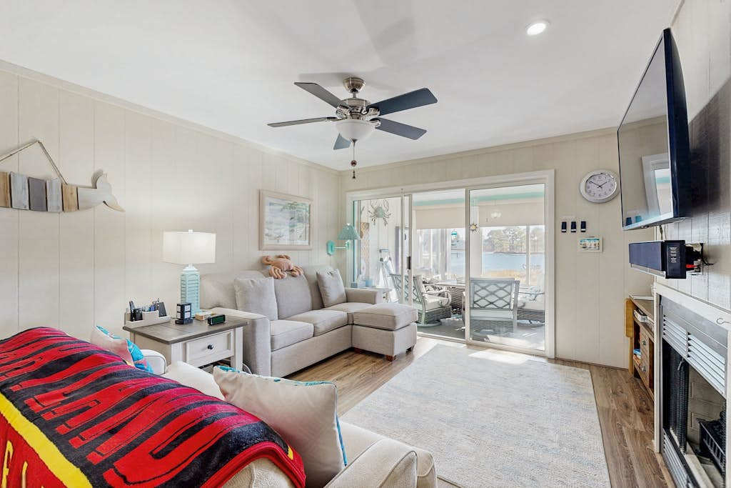 Mallard Lakes townhouse with community pool tennis & basketball court