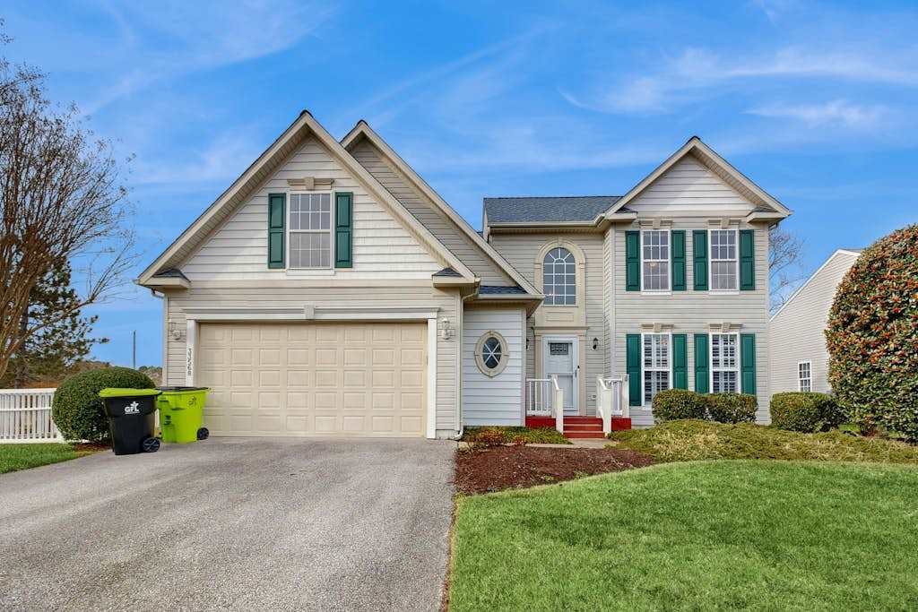 South Hampton house with shared community pool & tennis courts