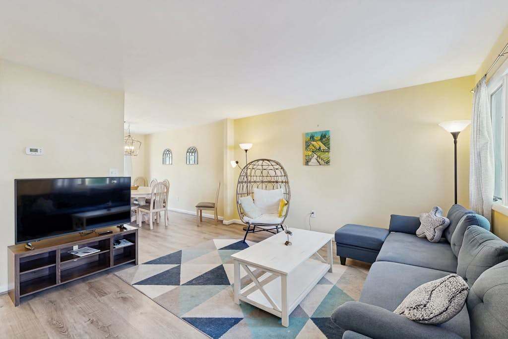Bethany Pines townhouse with community pool & tennis close to beach