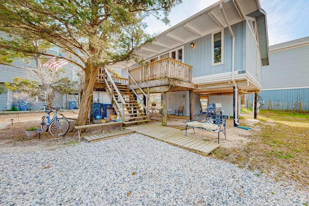 Vintage cottage by the beach with AC furnished deck grill & washer & dryer