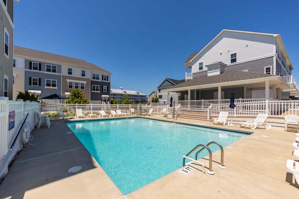 Charming dog-friendly townhouse with pool - near beach