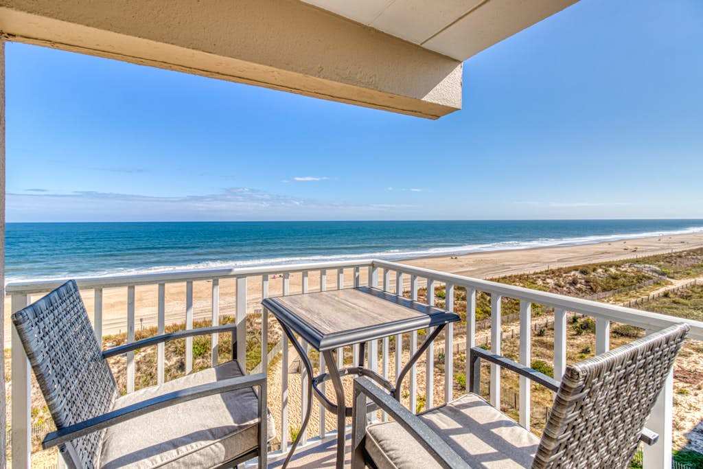 Bright beachfront condo with balcony, amazing views, washer & dryer, & central AC