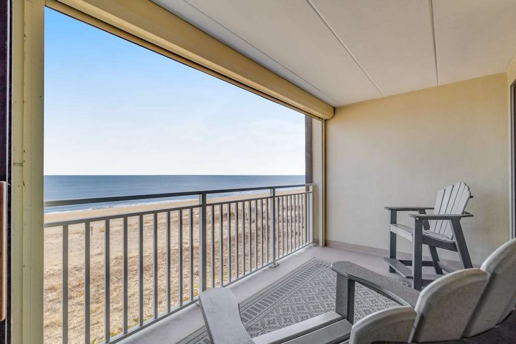 Waterfront condo with amazing views - steps to the beach & restaurants