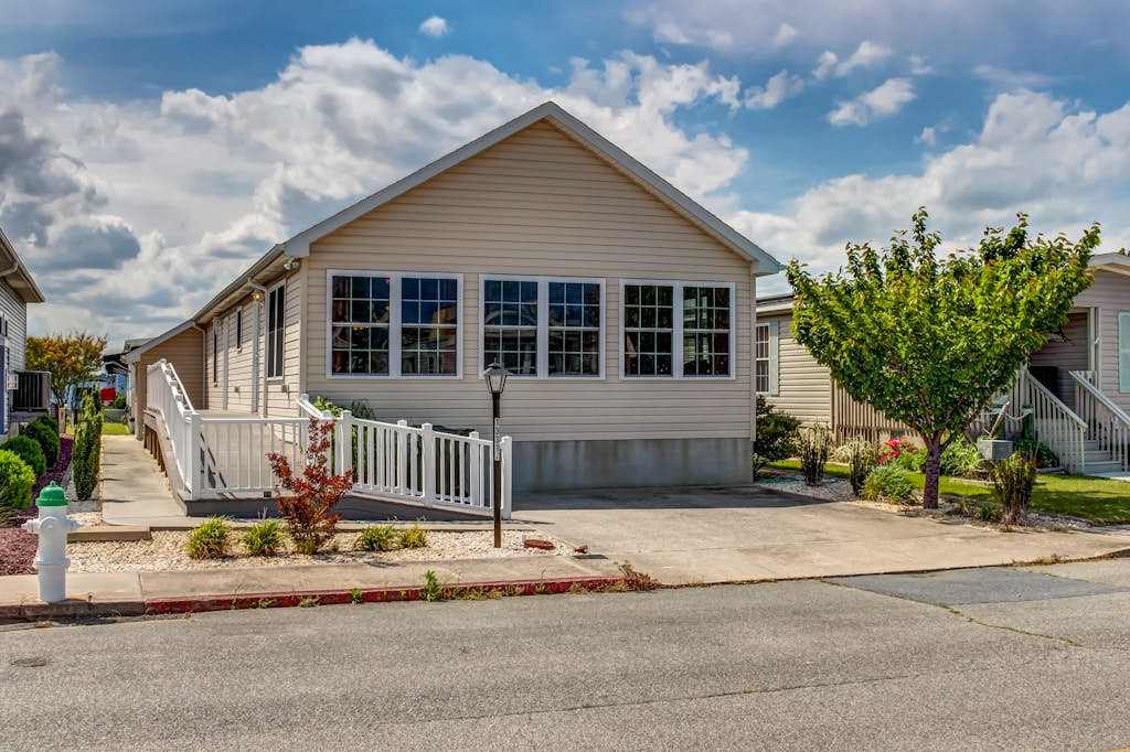 Spacious home with community pools, tennis, & docks - ADA compliant