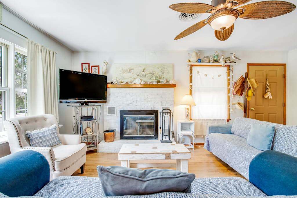 Dog-friendly beach cottage with WiFi, washer & dryer, updated kitchen & outdoor shower