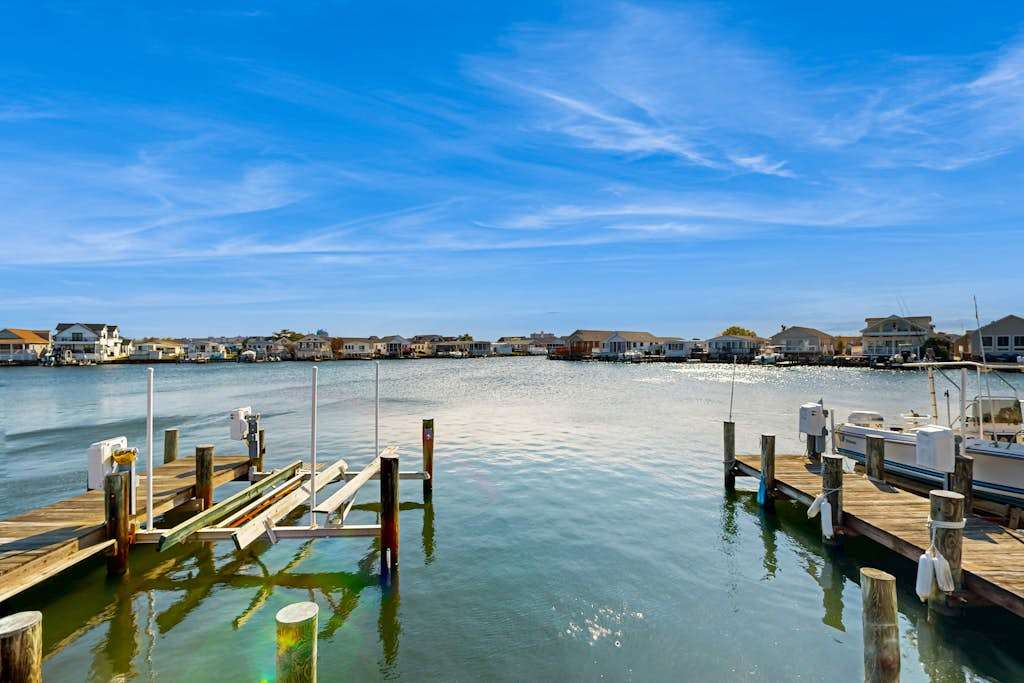 Bayfront mobile home with private dock, shared pools, & tennis court