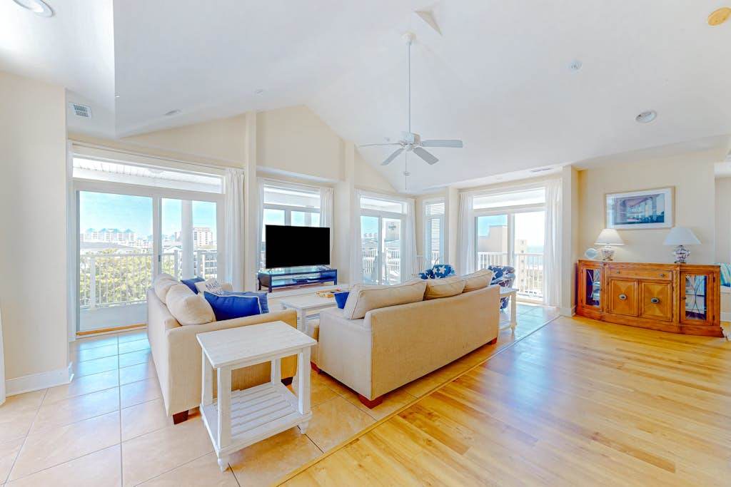Key Largo Penthouse with Ocean View, washer & dryer, WiFi, AC - Half a Block to the Beach