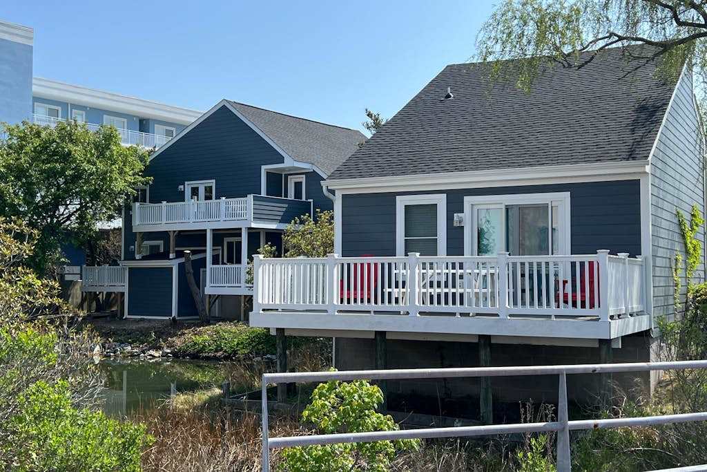 Waterfront beach cottage with full kitchen, cable, free WiFi - close to the beach