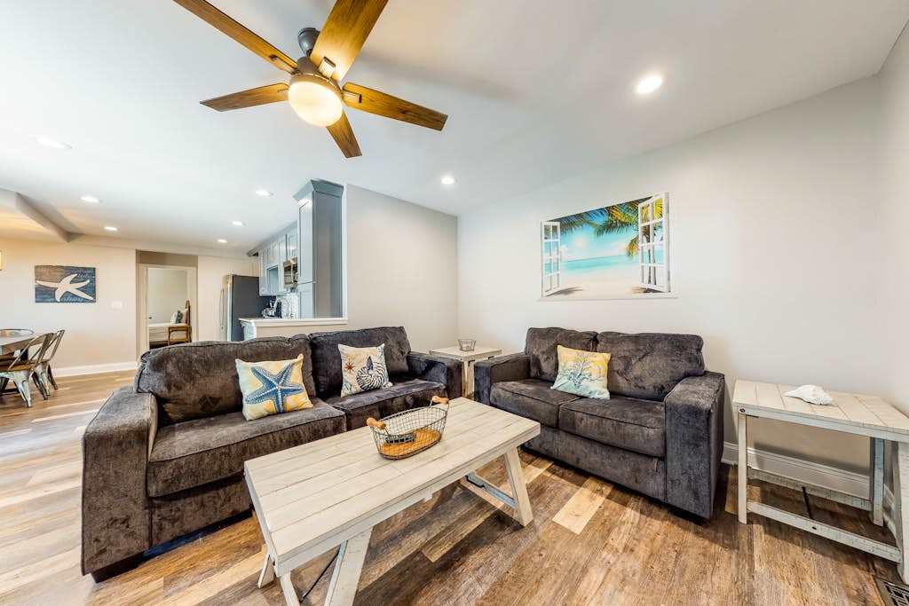 Waterfront apartment with a furnished deck & free WiFi - walk to the beach