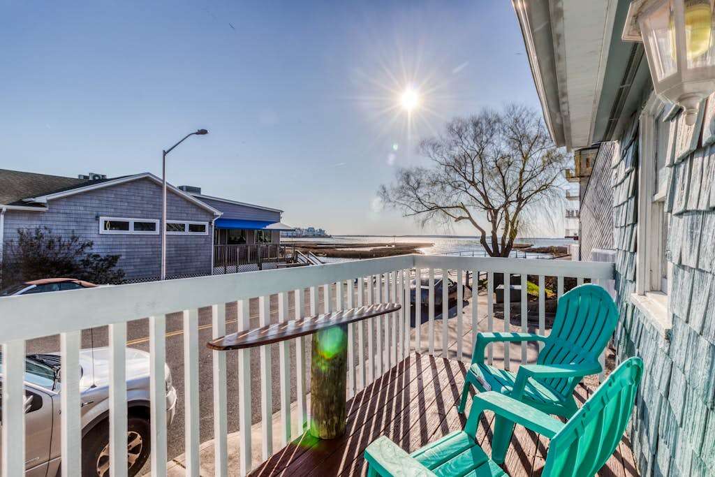 Adorable, waterfront beach cottage with bay view, full kitchen, & free WiFi