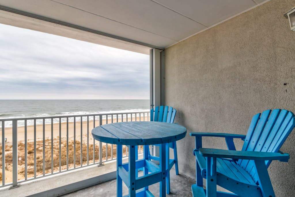 Waterfront condo with a furnished balcony, tranquil view, & full kitchen
