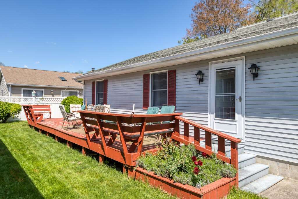 Cozy Home 3 Blocks From Beach with Central AC, Deck, Private washer & dryer, WiFi
