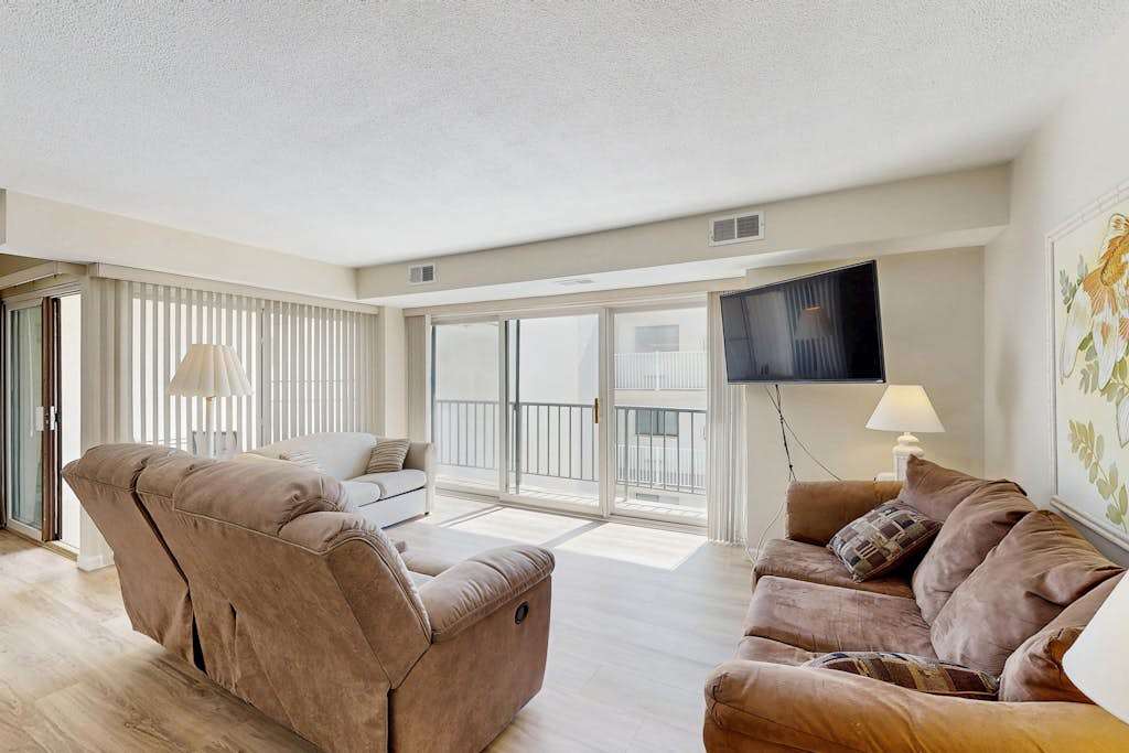 Fourth-Floor Condo near the Beach with Private Balcony, Ocean View, AC, Free WiFi