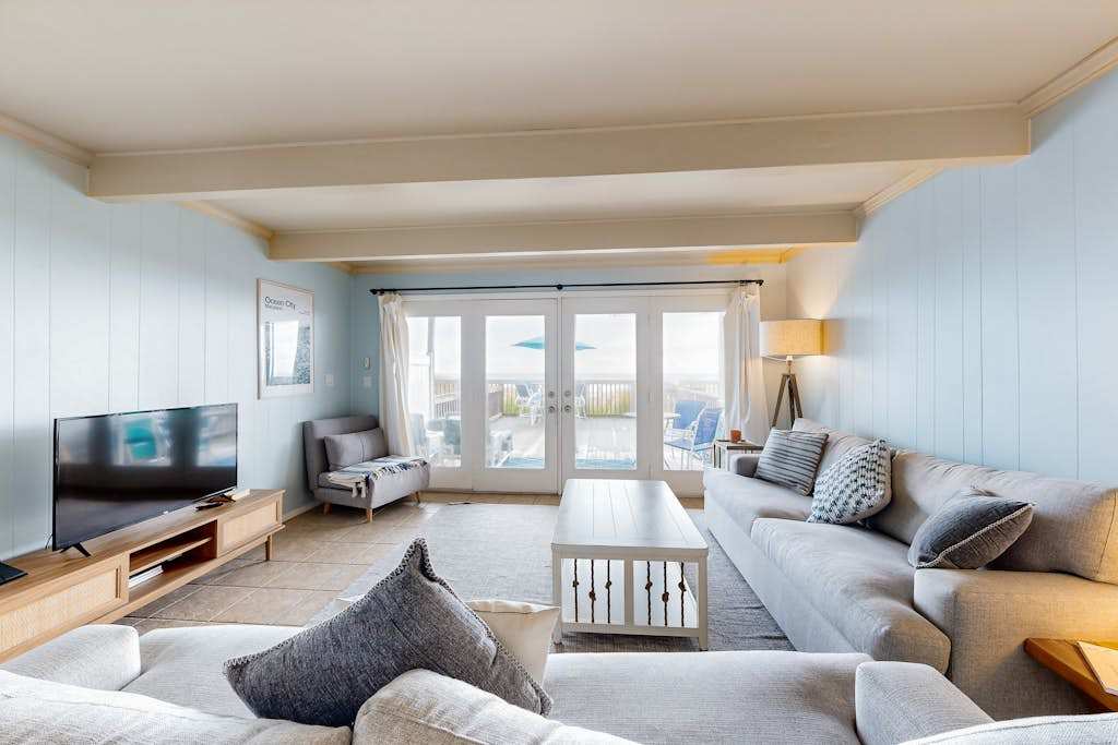 Oceanfront condo with beach access, spacious deck, full kitchen & private washer & dryer
